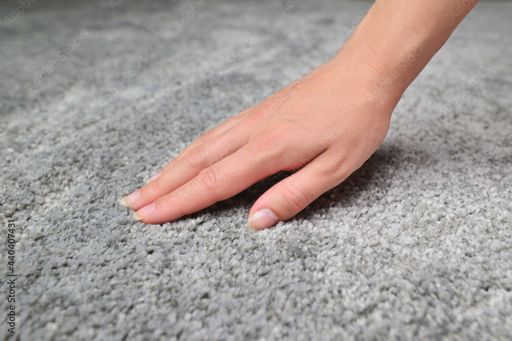 Φωτογραφία Woman touching grey carpet, close up