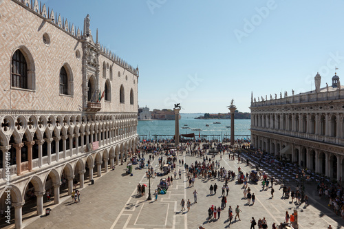 Blick vom Markusdom auf die Piazzetta di San Marco, den Dogenpalast und die National Bibliothek; Venedig