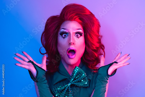 Fotografia Happy drag queen having fun acting surprised in front of camera - LGBTQ concept