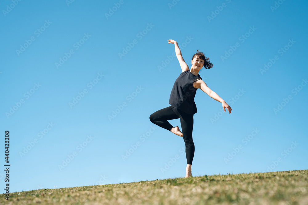 運動 スポーツ ヨガ クラシックバレエ ジャンプ Stock Photo Adobe Stock