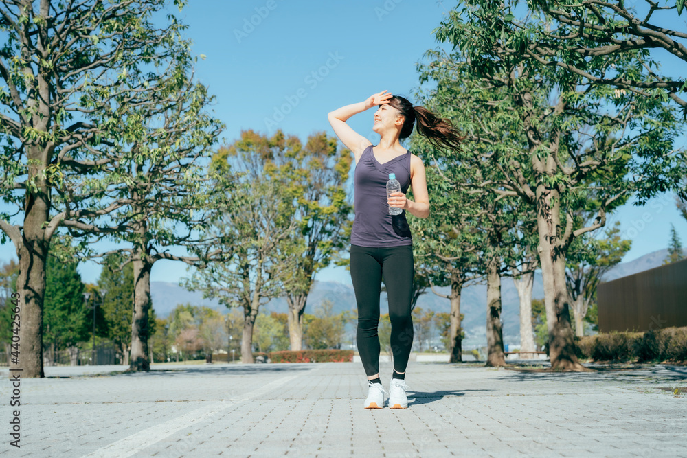 Fototapeta premium 運動中に水分補給する女性 