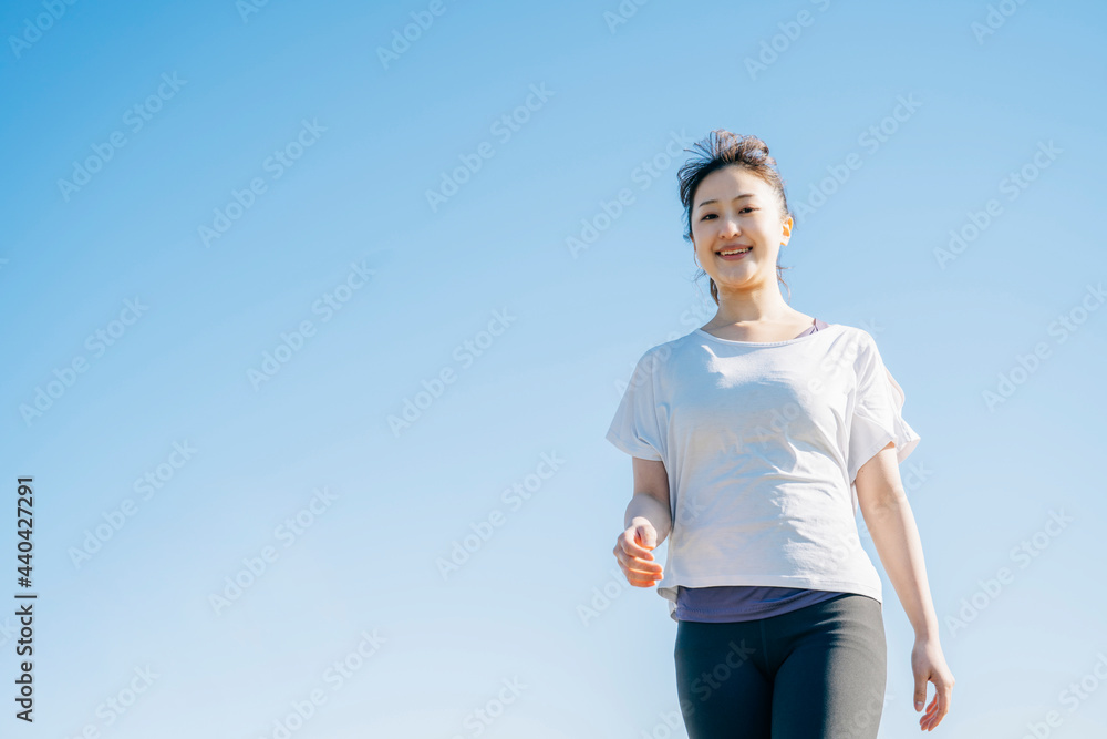 Fototapeta premium ウォーキング・散歩する女性