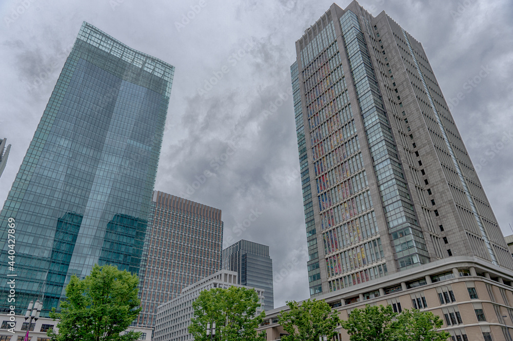 Obraz premium 東京都千代田区丸の内の東京駅周辺の雨の日の都市景観