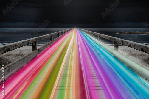 Unscharfe Lichter  auf einem Holzsteg an der Küste