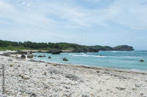 琉球石灰岩が多いエメラルドグリーンの海岸