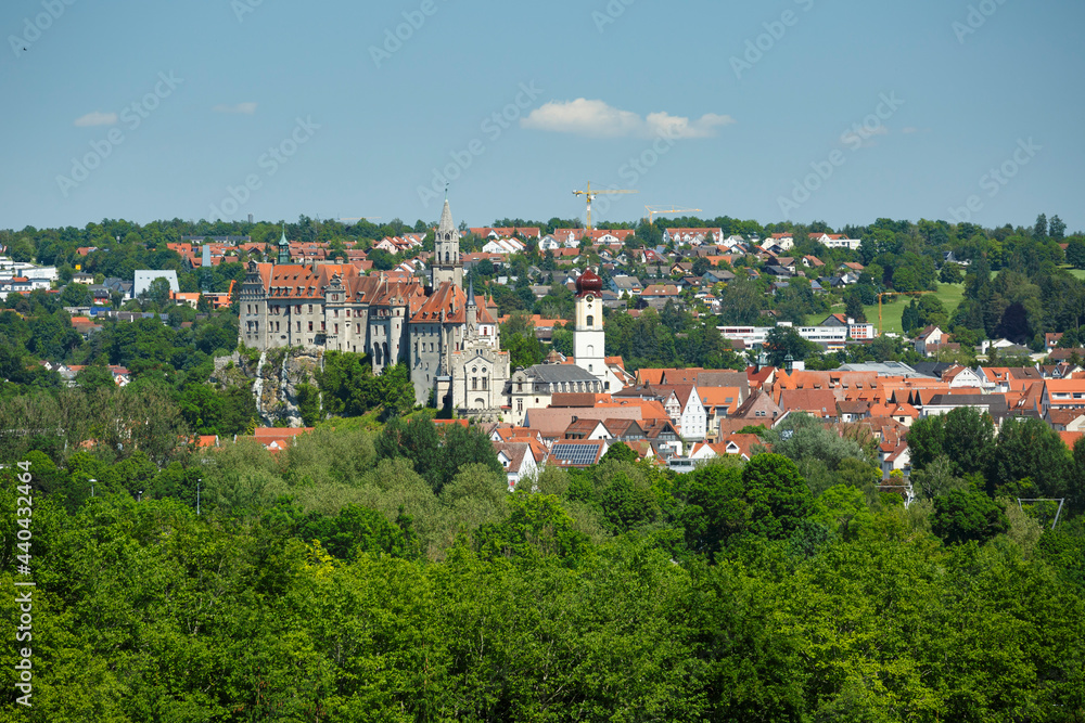 Stadt Sigmaringen mit Ausblick auf das Hohenzollernschloss und auf St. Johann Kirche