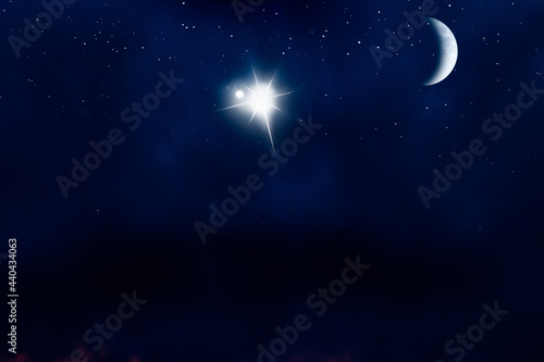 Heller Stern und Mond am Himmel