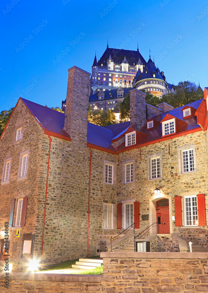 Fototapeta premium Chateau Frontenac illuminated at dusk in Quebec City, Canada