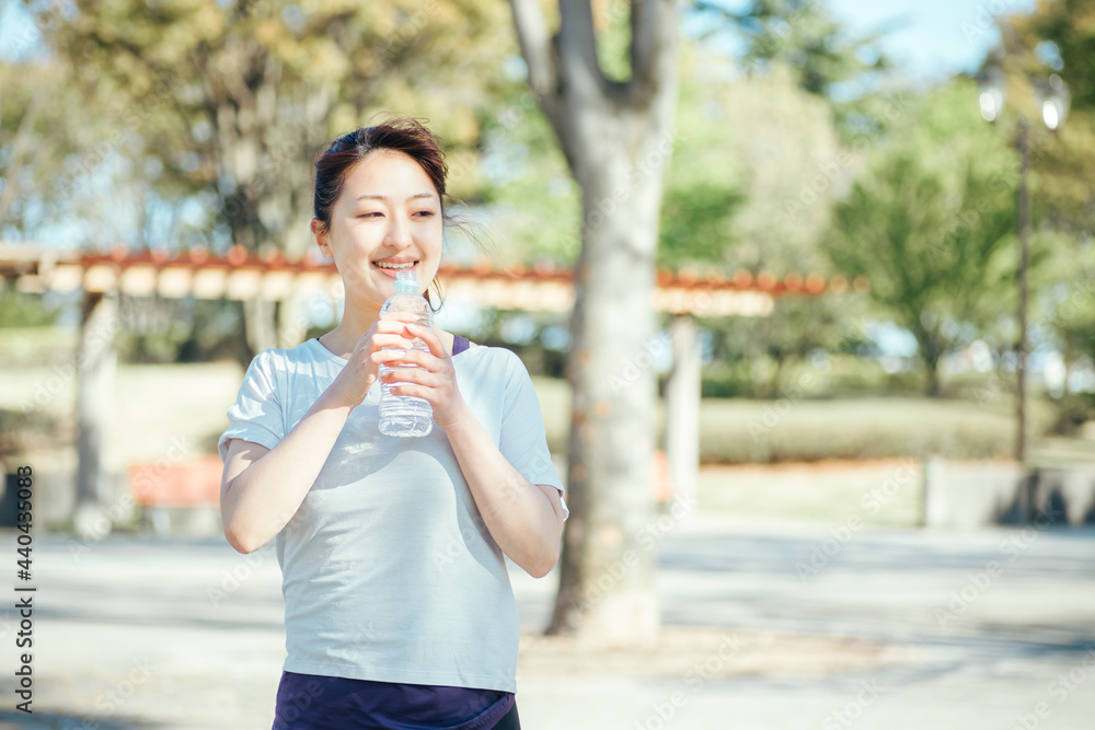 運動中に水を飲む女性
