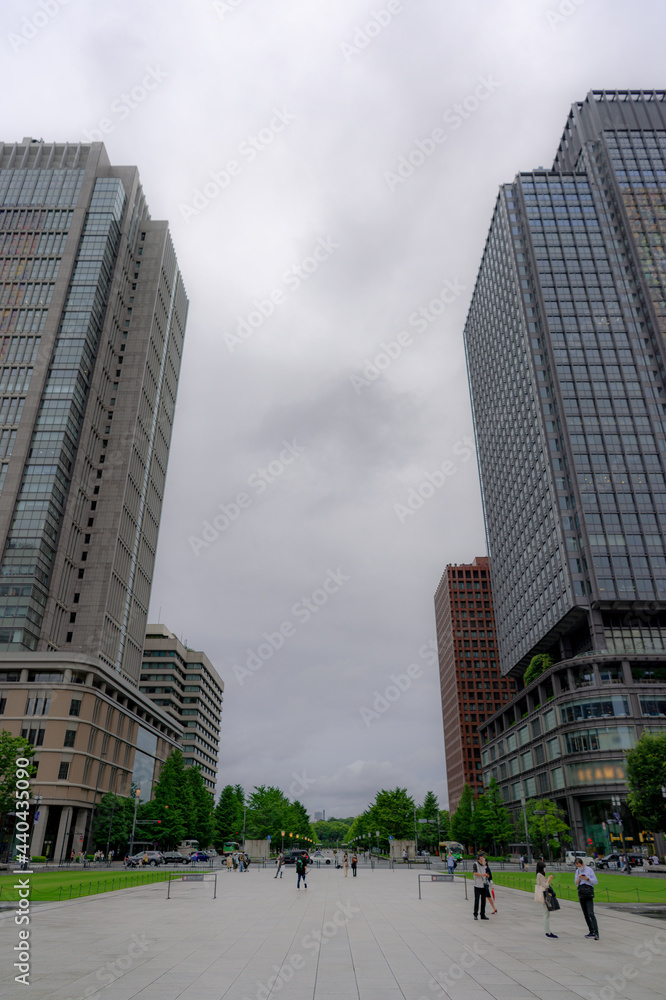 Obraz premium 東京都千代田区丸の内の東京駅周辺の雨の日の都市景観