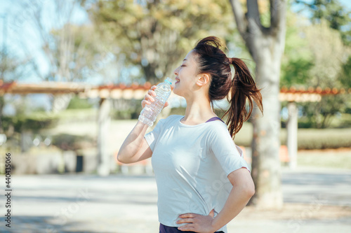 運動中に水を飲む女性 