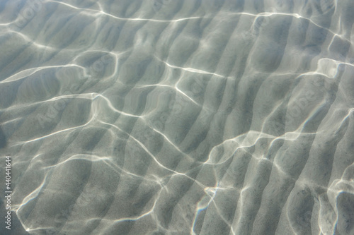 Papier peint Clear shallow water with clean find sand on the floor.