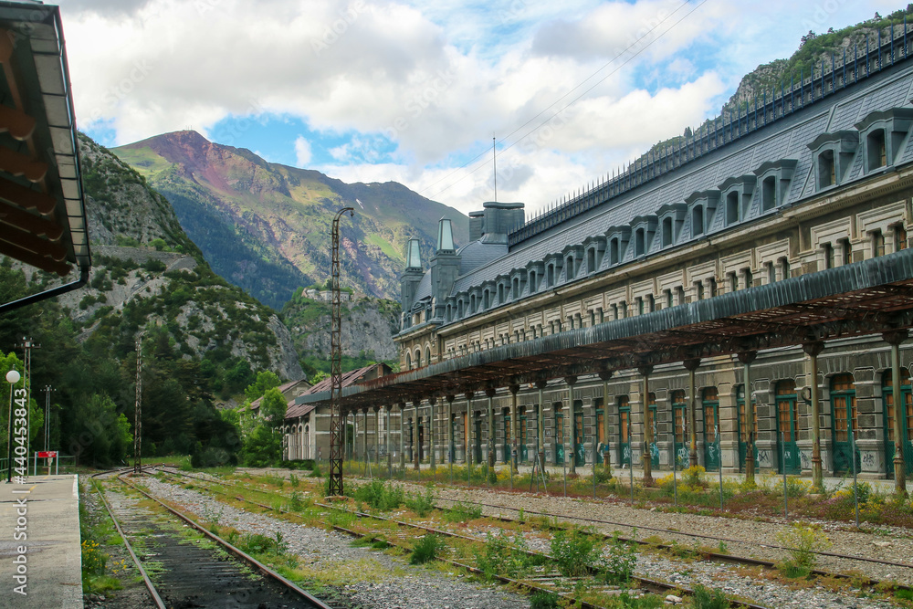 La estación internacional de Canfranc. Es una estación de ferrocarril ubicada en el municipio español de Canfranc (Huesca), próxima a la frontera con Francia.