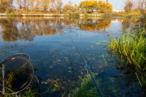 Łowienie ryb na spławik na kanale żerańskim jesienią. Falbet. Giełda samochodowa