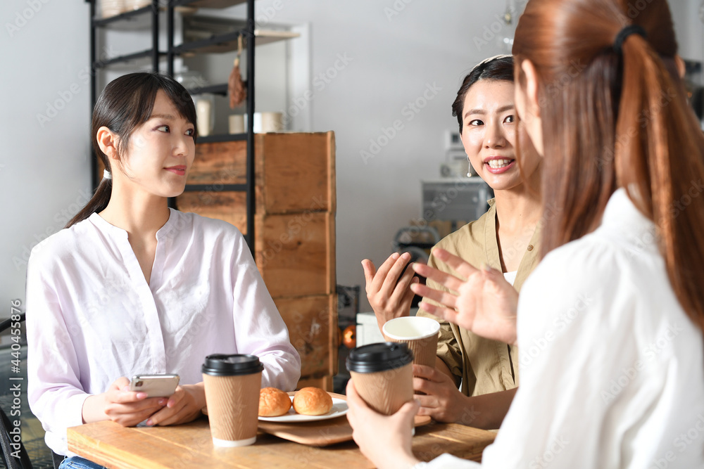 室内で会話する複数の女性のイメージ Stock Photo | Adobe Stock
