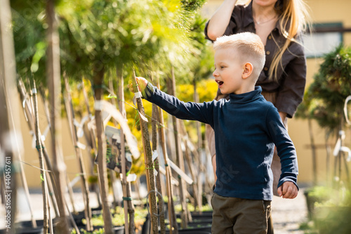 Canvas Print Little boy in the garden center with his mother