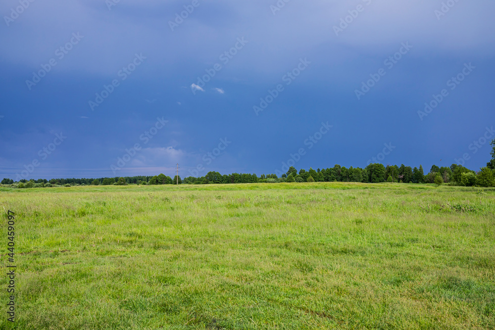 Obraz premium Field and sky before a thunderstorm