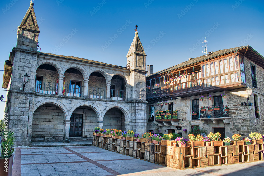 Plaza mayor y ayuntamiento de Puebla de Sanabria con hermosas jardineras, provincia de Zamora en España