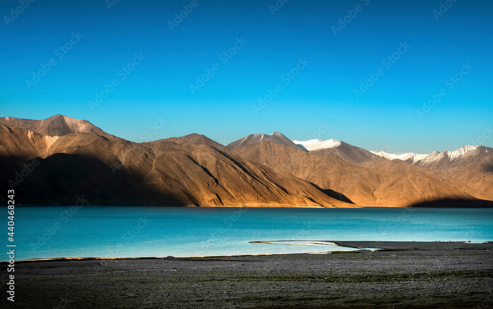 Pangong lake and mountains, Ladakh  - obrazy, fototapety, plakaty 