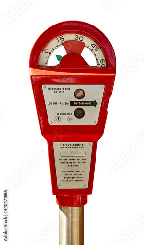 Freistehende rote Parkuhr vor weißem Hintergrund.