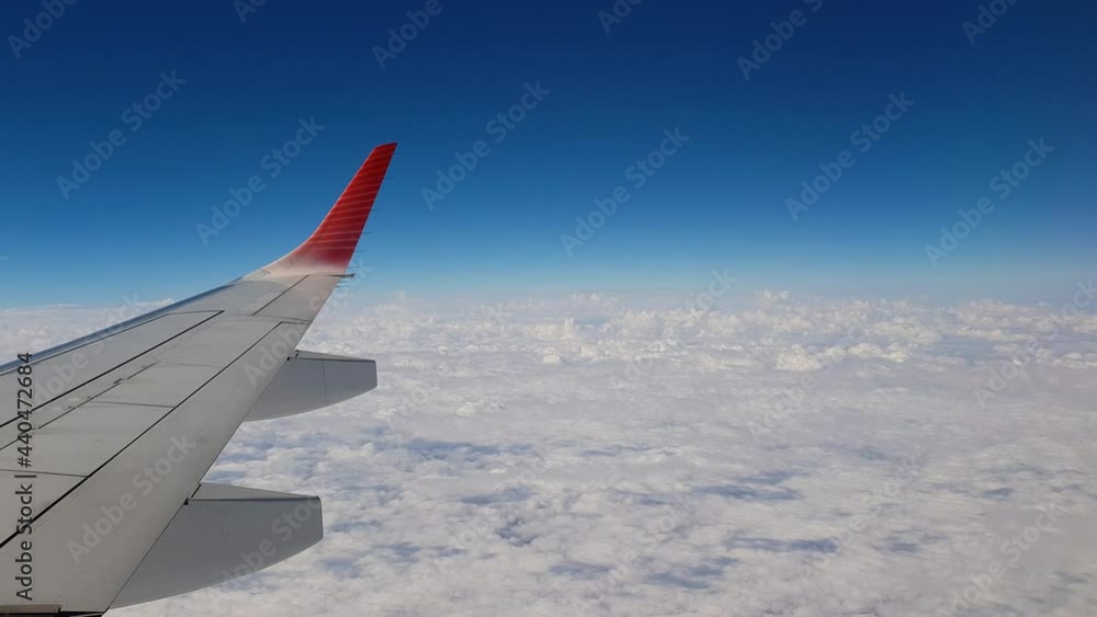 Sobrevolando nubes densas, aumentando altitud por turbulencias Sobrevolando nubes densas, aumentando altitud por turbulencias