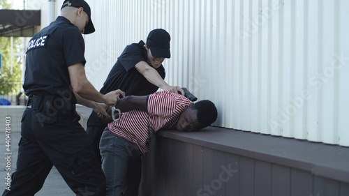 Billede på lærred Police officers arresting black man