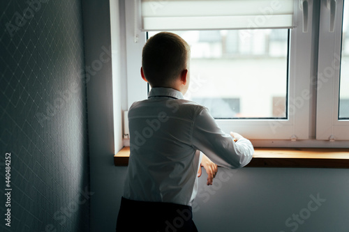 Chłopiec przy oknie