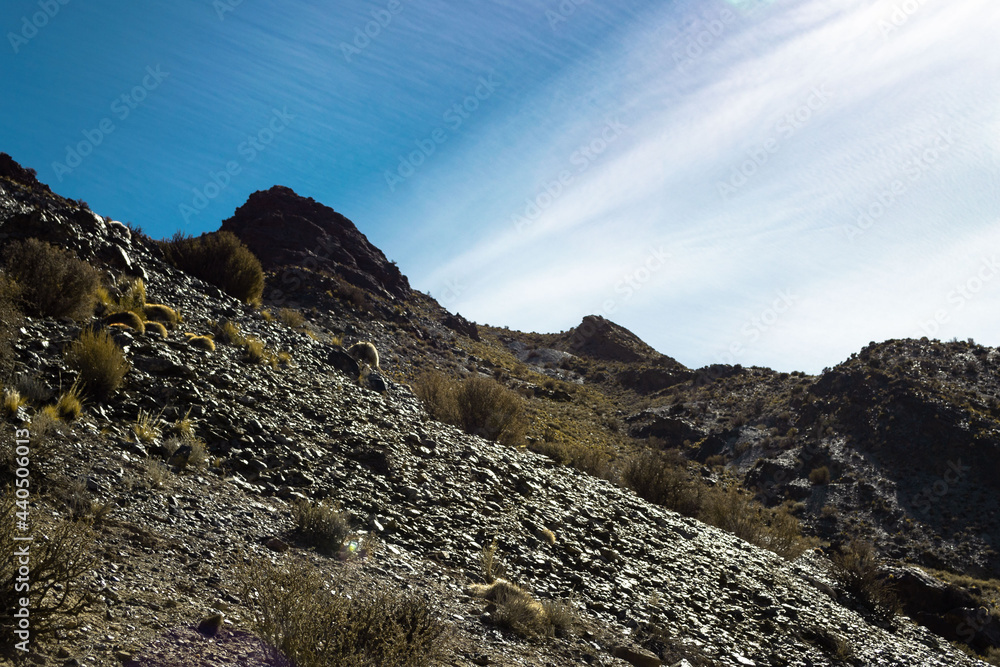 Fototapeta premium montañas en Mendoza con diferentes colores de minerales