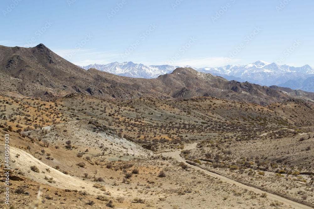 montañas en Mendoza con diferentes colores de minerales