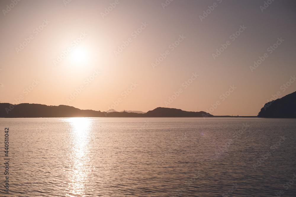 佐賀県唐津市呼子の海に沈む夕日と夕焼け 佐賀県唐津市呼子の海に沈む夕日と夕焼け
