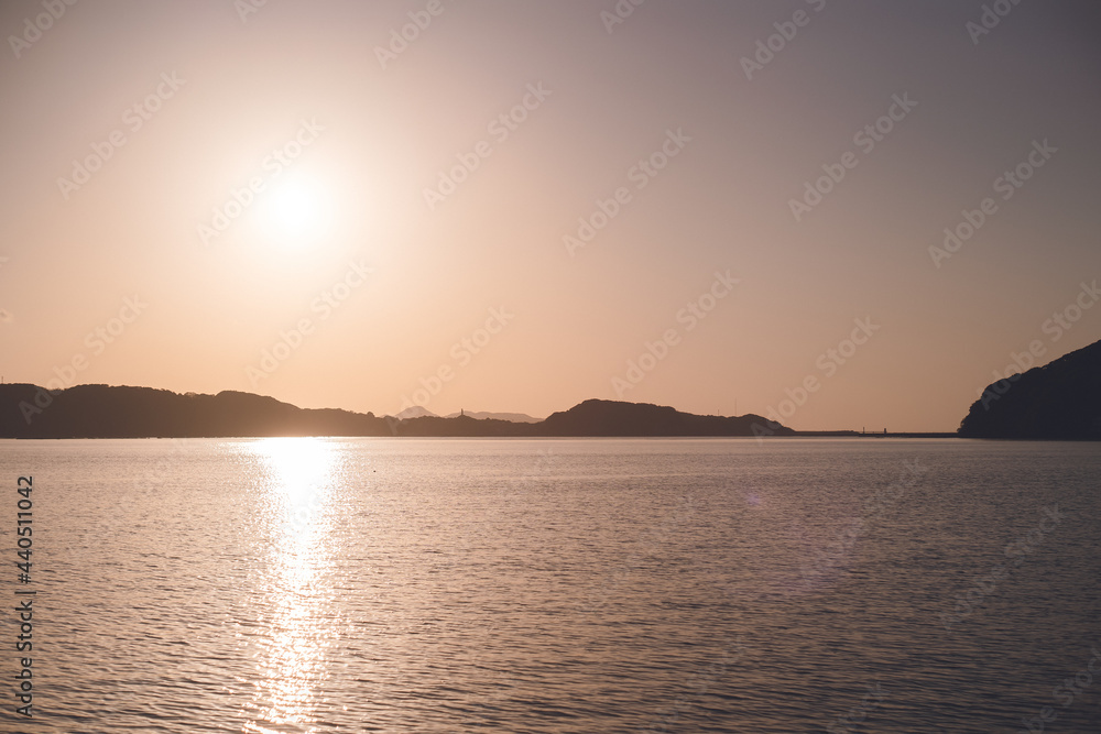 佐賀県唐津市呼子の海に沈む夕日と夕焼け