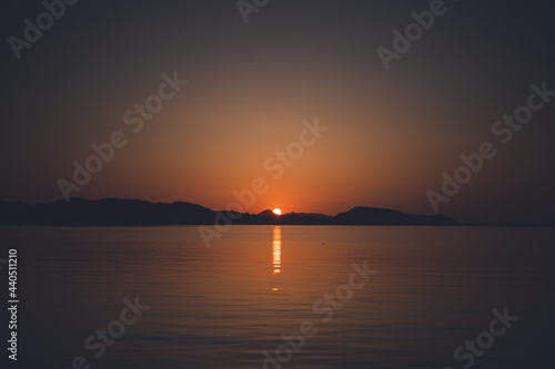 佐賀県唐津市呼子の海に沈む夕日と夕焼け © mm