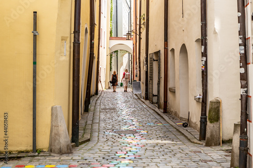 Fototapeta Naklejka Na Ścianę i Meble -  A small alley in the old town of Passau, bavaria