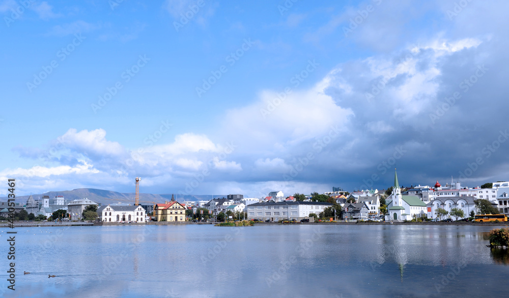 아이슬란드 수도 레이캬비크 시내 전경 및 구름낀 파란 하늘