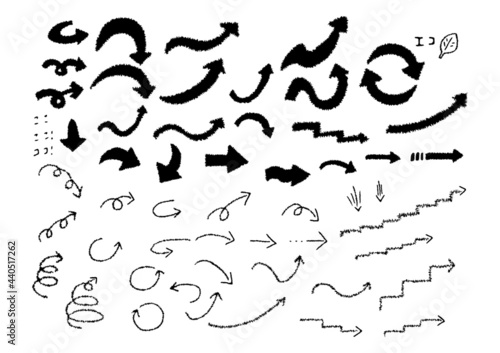 手書きの矢印、線画、手描き風ラフ、一部塗りあり