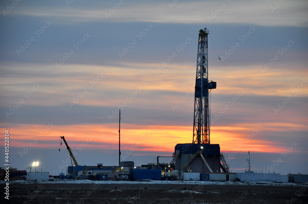Obraz premium The drilling rig during sunset