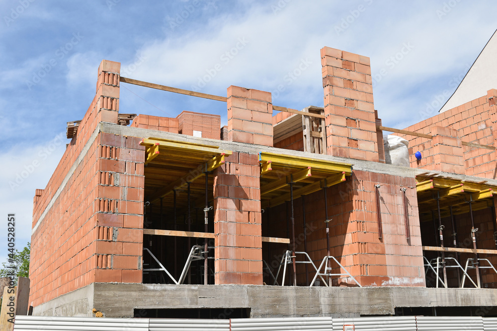 Obraz premium Brick wall of a new apartment house