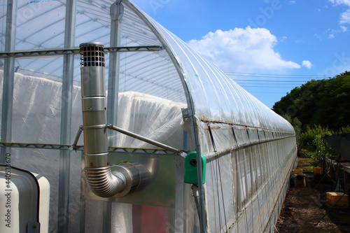 ビニールハウスと暖房器具の煙突
