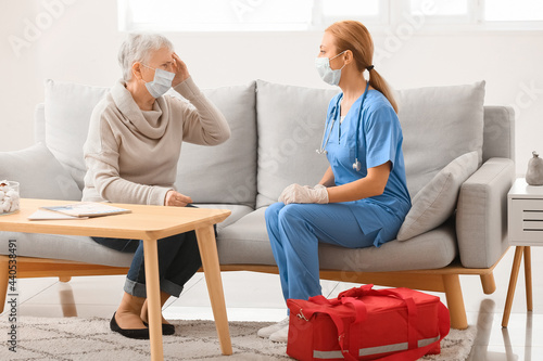 Doctor visiting senior woma...