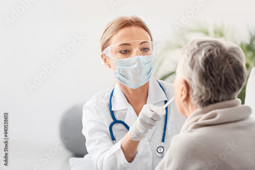 Doctor examining senior wom...
