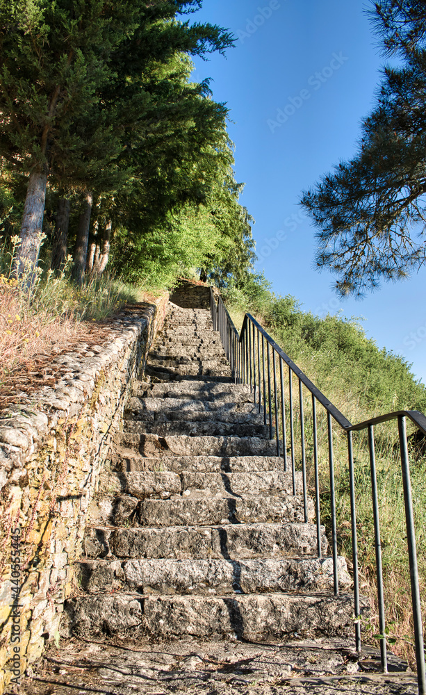 Empinadas escaleras de subida al castillo medieval de Puebla de Sanabria en la provincia de Zamora, España
