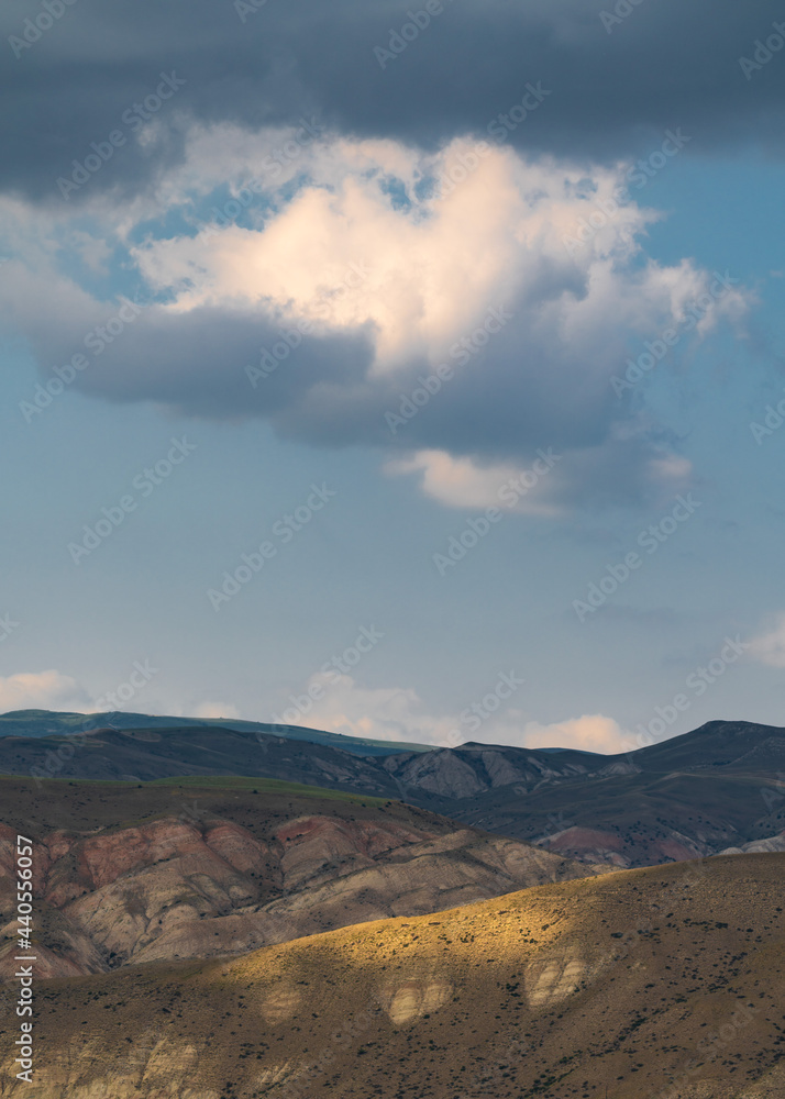Naklejka premium Beautiful cloud over the mountain range