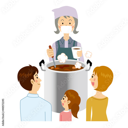 炊き出しで食事をもらう家族