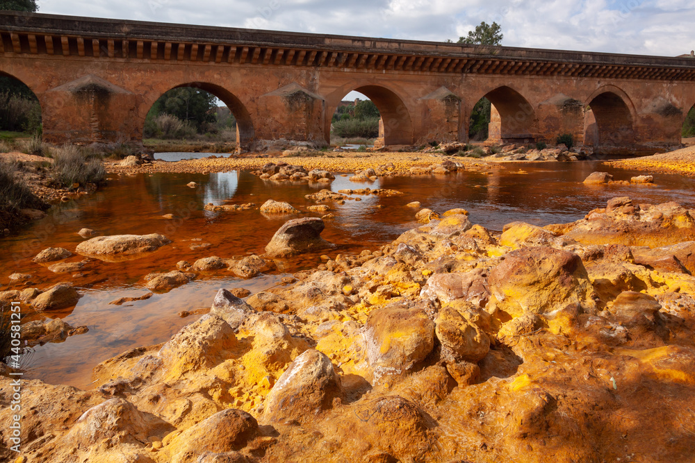 Obraz premium Dead red Tinto River with very acidic water as a result of the mining, in Huelva, Spain. Deep reddish hue is due to iron and copper dissolved in the water.