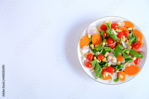 Vegetable salad is beneficial to the body and popular to eat.