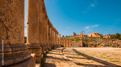 Quadro su tela temple and pillared square on the ruins of the city of Jerash in Jordan in summe