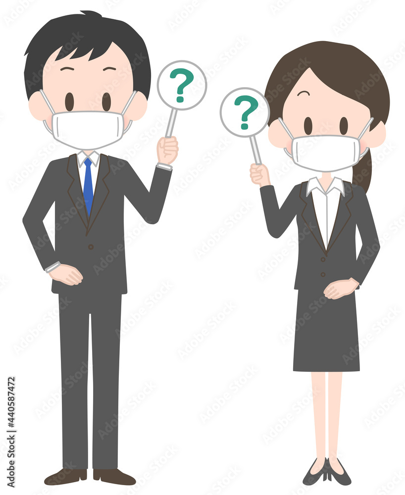 マスクを着けて質問の札を持つスーツ姿の男女