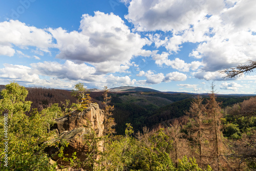 Rabenklippe mit Ausblick auf den Brocken im Nationalpark Harz 