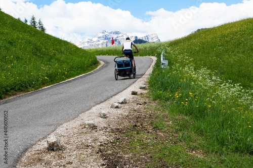 An einem sonnigen Sommertag mit Kind unterwegs - Fahrradtour zwischen Heilig Kreuz und Wengen in den Dolomiten