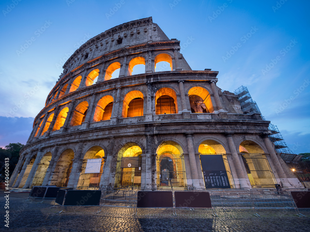 Fototapeta premium Exterior of the historic Colosseum in Rome, Italy